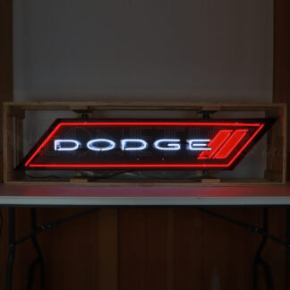 Dodge Logo Neon in Stalen Behuizing, 152 x 30 x 15 cm